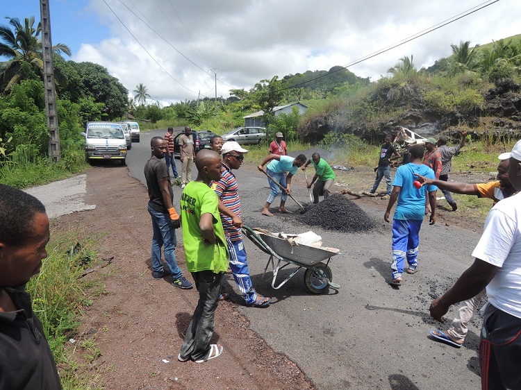 image Travaux de réhabilitation de la route Bahani/M’beni La cellule de Hamahamet prend le relais du gouvernement